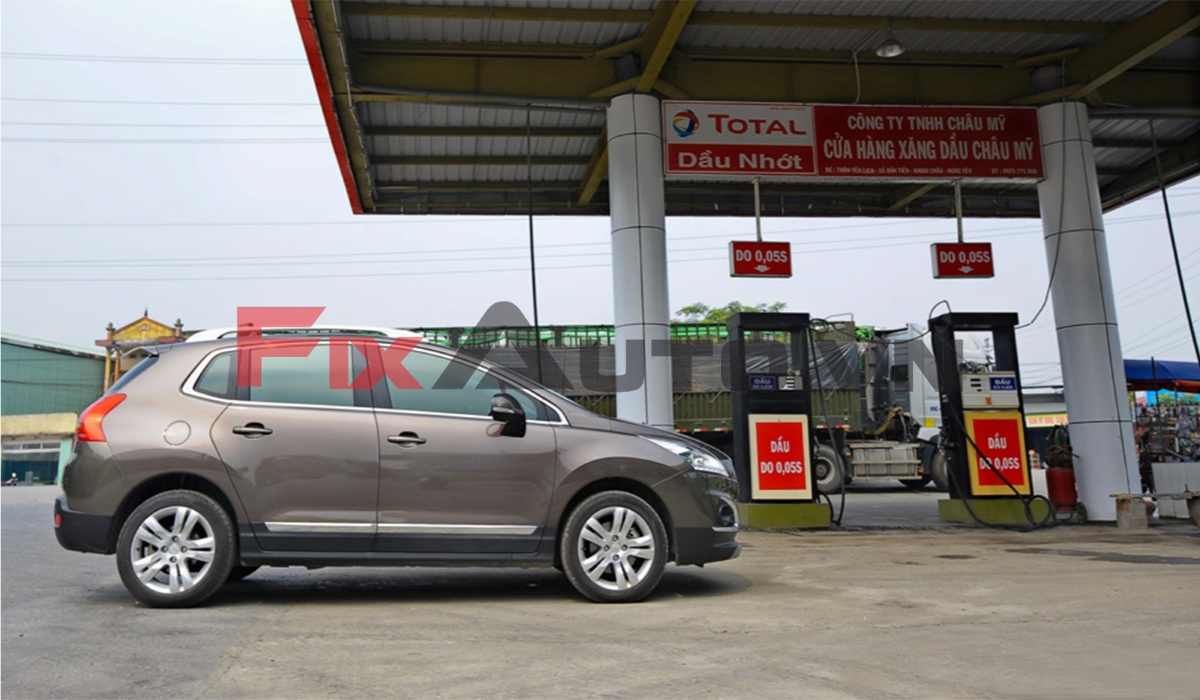 cách đổ xăng ô tô 
