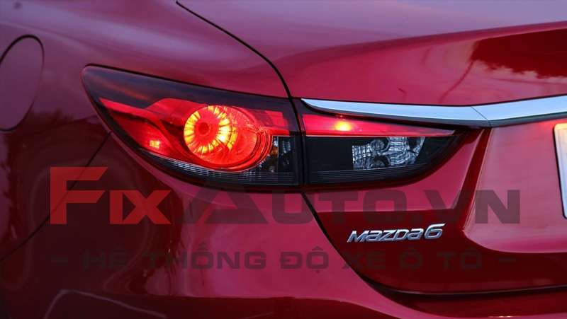 Khi phát hiện chưa kéo hết phanh tay, bạn nên dừng xe và kiểm tra, kéo lại phanh tay