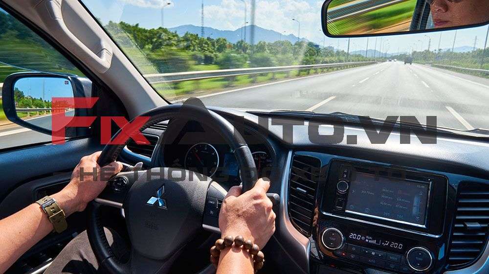 Kính lái đạt chuẩn sáng bóng, tạo tầm nhìn tốt cho người lái