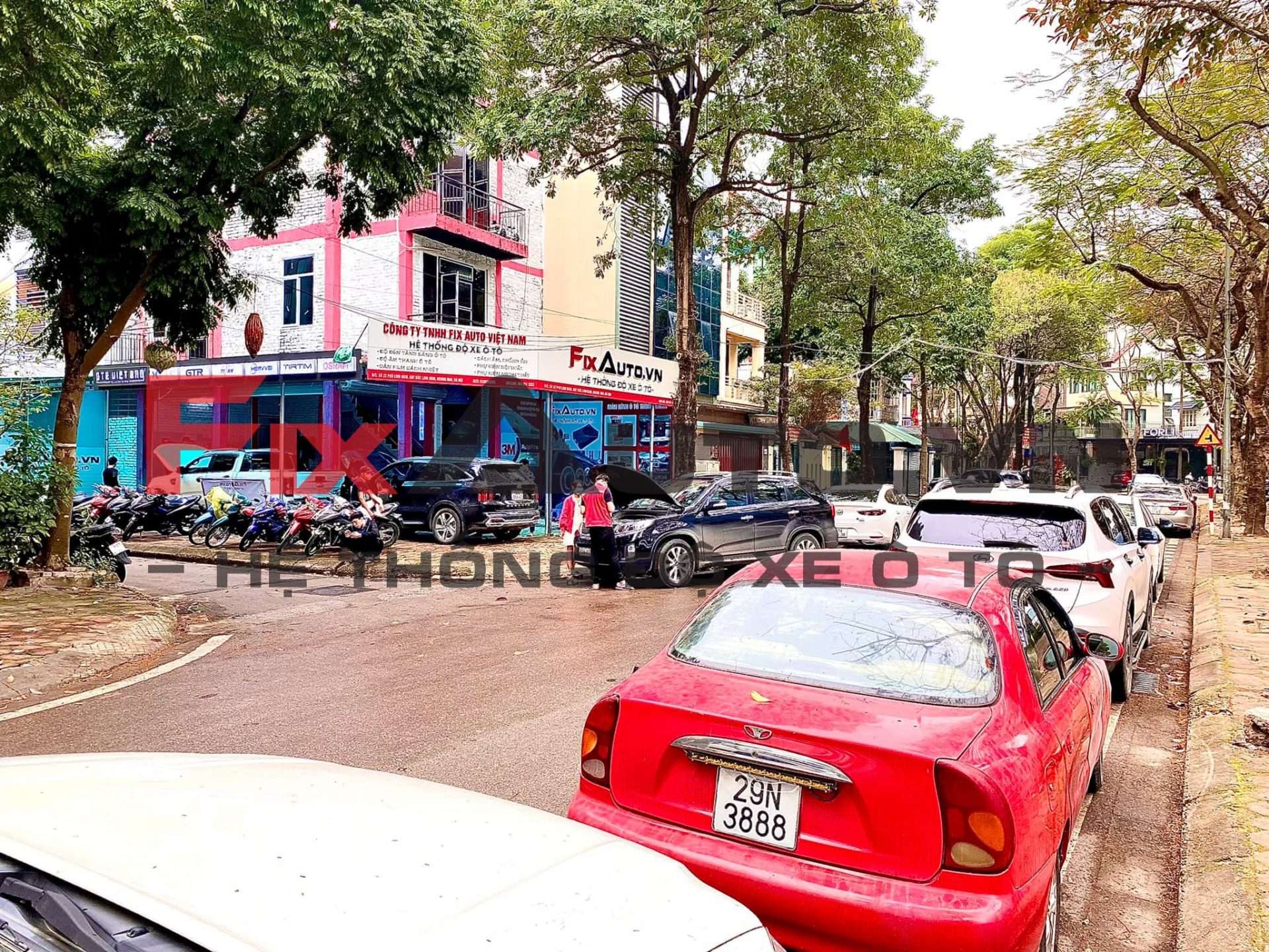 Liên hệ với FixAuto để nhận giá thay kính lái ô tô cạnh tranh