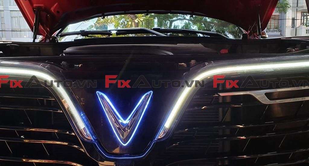Đèn viền LED Logo Vinfast không chỉ là một món phụ kiện để tăng thẩm mỹ mà còn tạo sự cá nhân hóa và làm nổi bật phần đầu xe