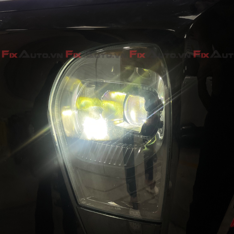 Độ đèn tăng sáng xe Limo Green